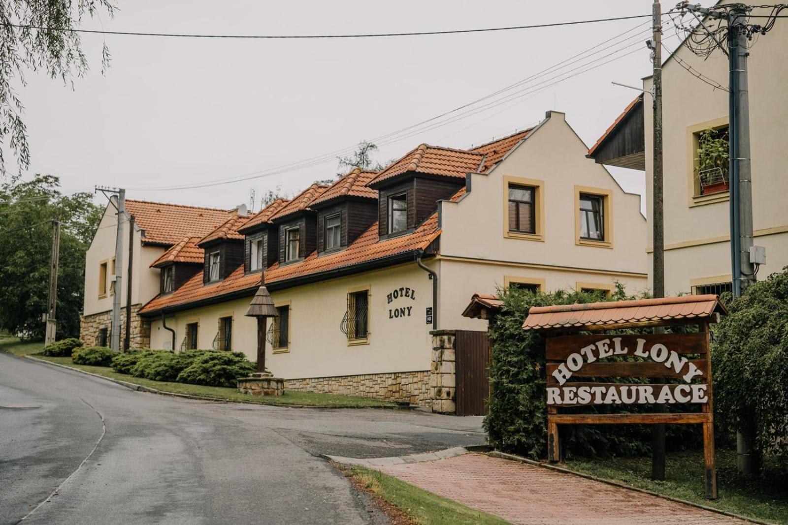 Hotel Lony Mochov Dış mekan fotoğraf