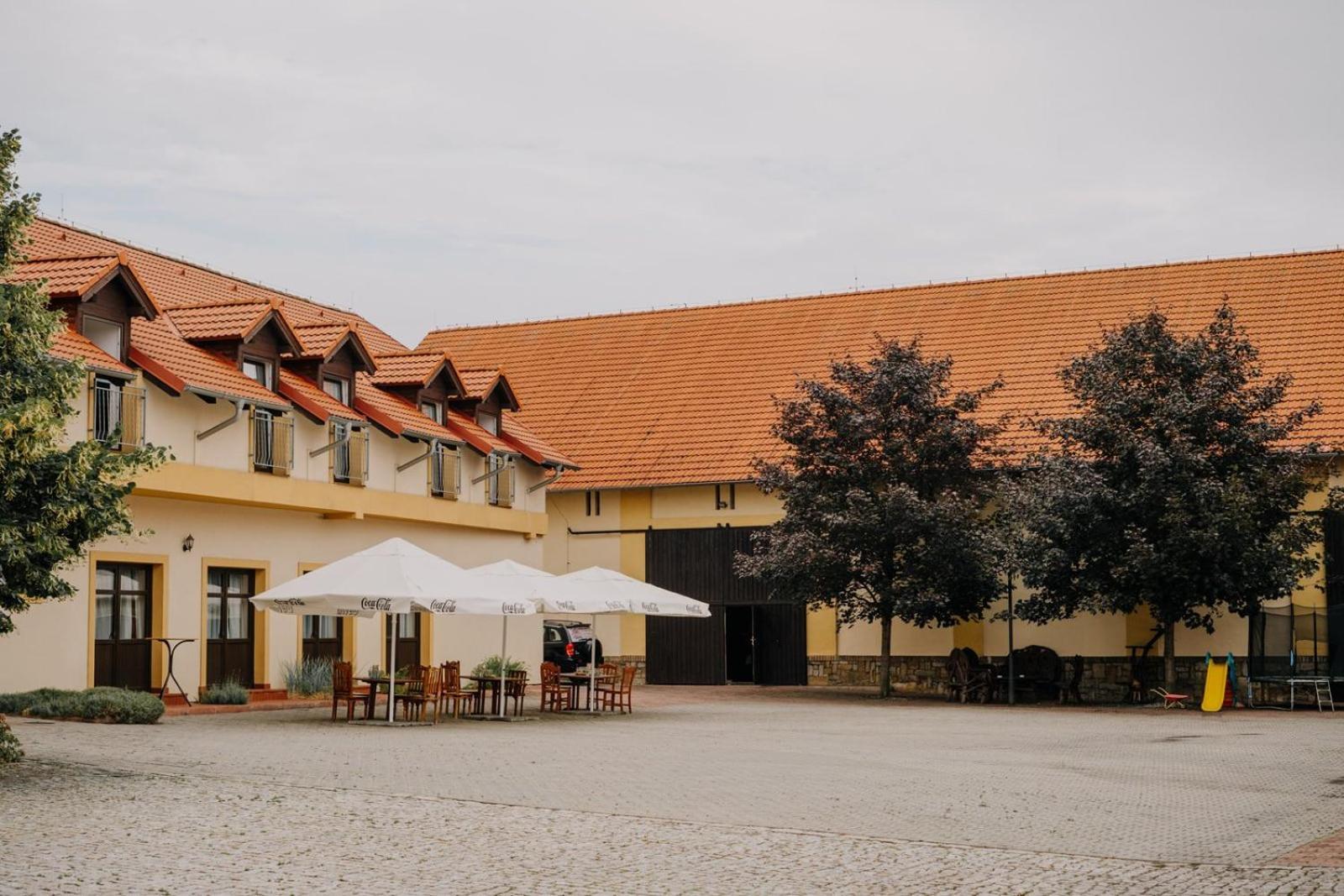 Hotel Lony Mochov Dış mekan fotoğraf