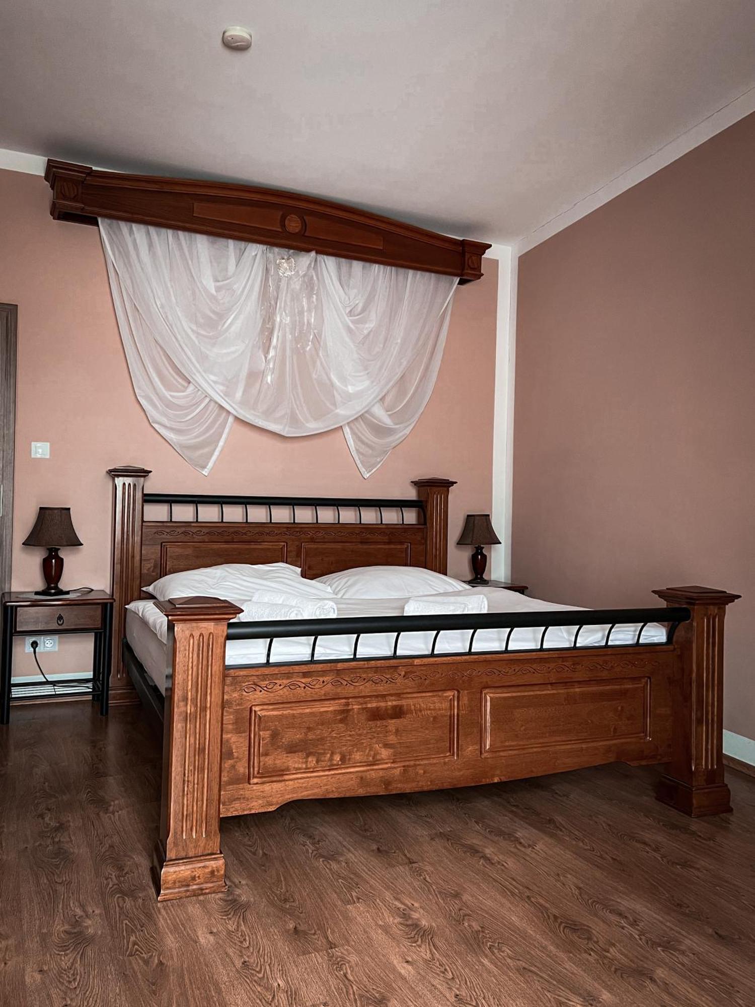 Hotel Lony Mochov Dış mekan fotoğraf