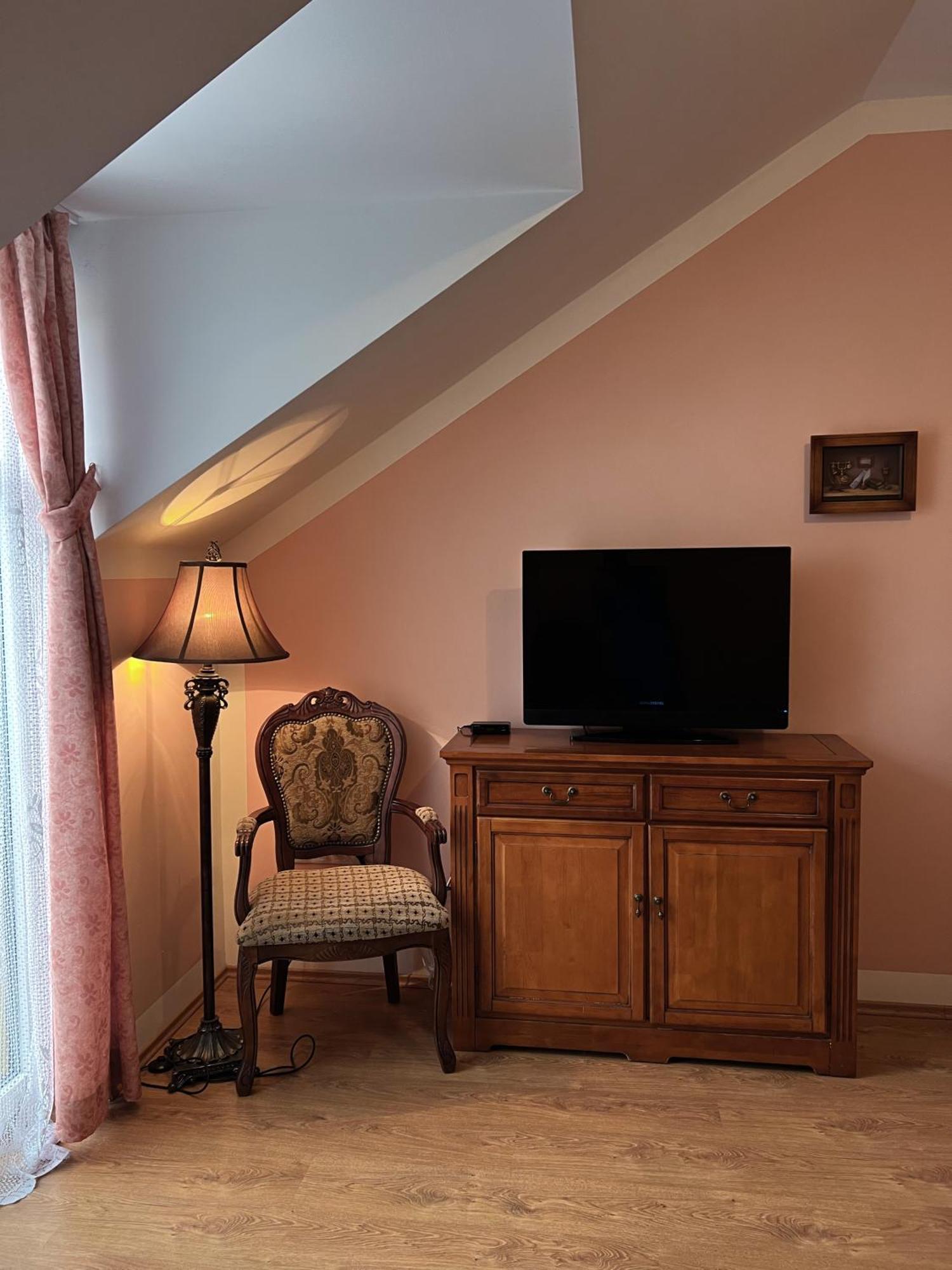 Hotel Lony Mochov Dış mekan fotoğraf