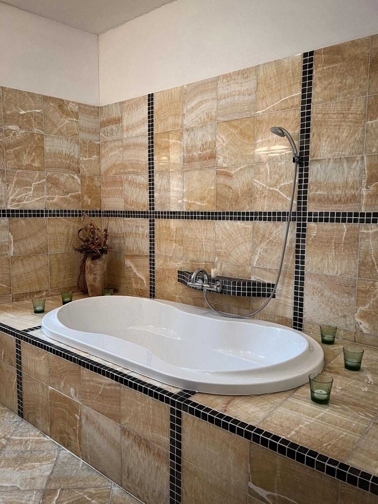 Hotel Lony Mochov Dış mekan fotoğraf