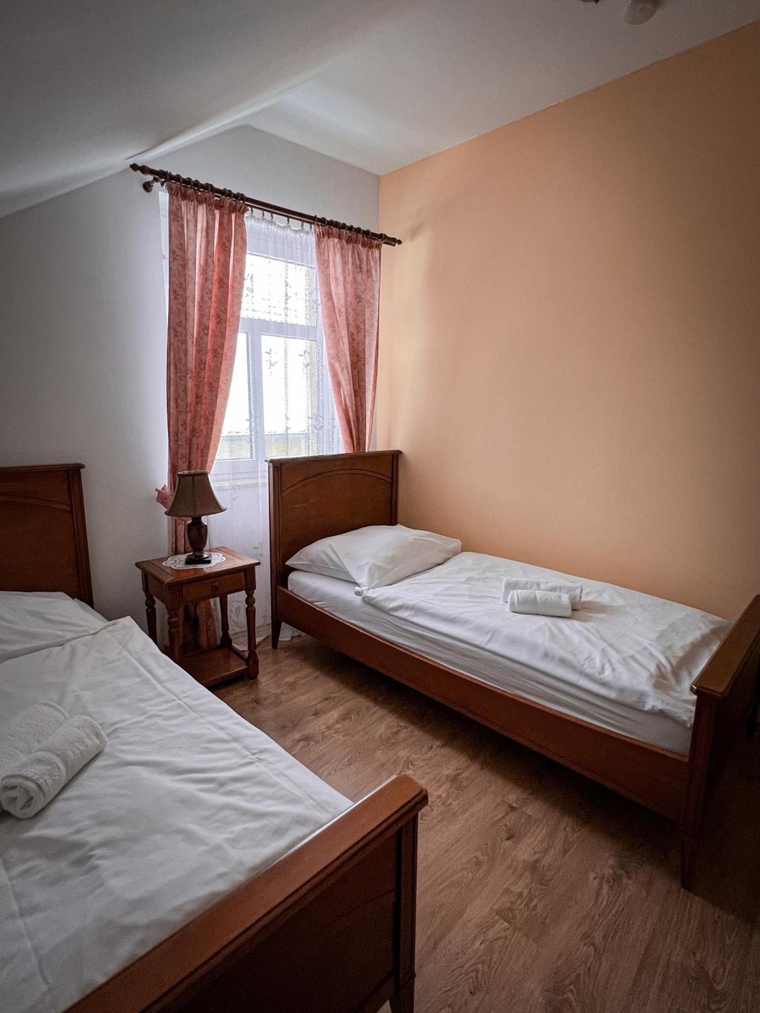 Hotel Lony Mochov Dış mekan fotoğraf