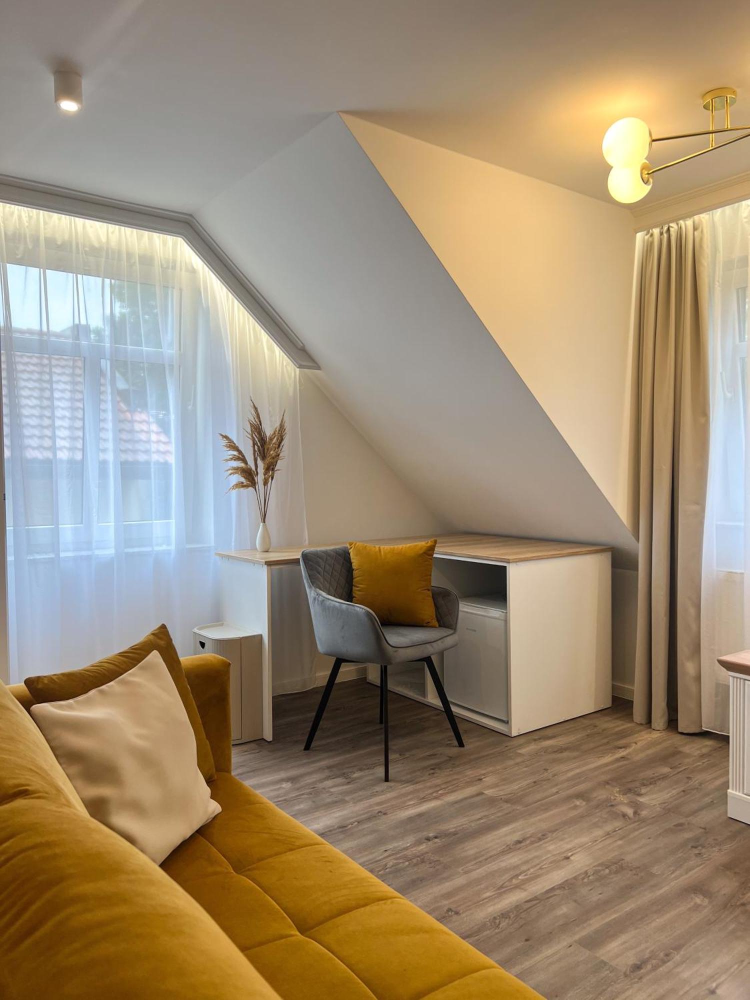 Hotel Lony Mochov Dış mekan fotoğraf