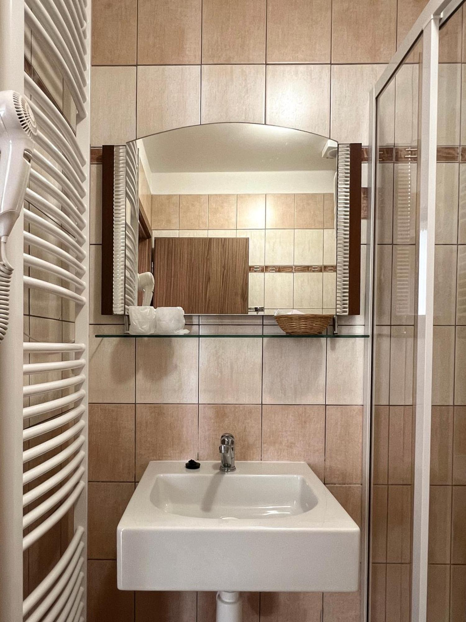 Hotel Lony Mochov Dış mekan fotoğraf
