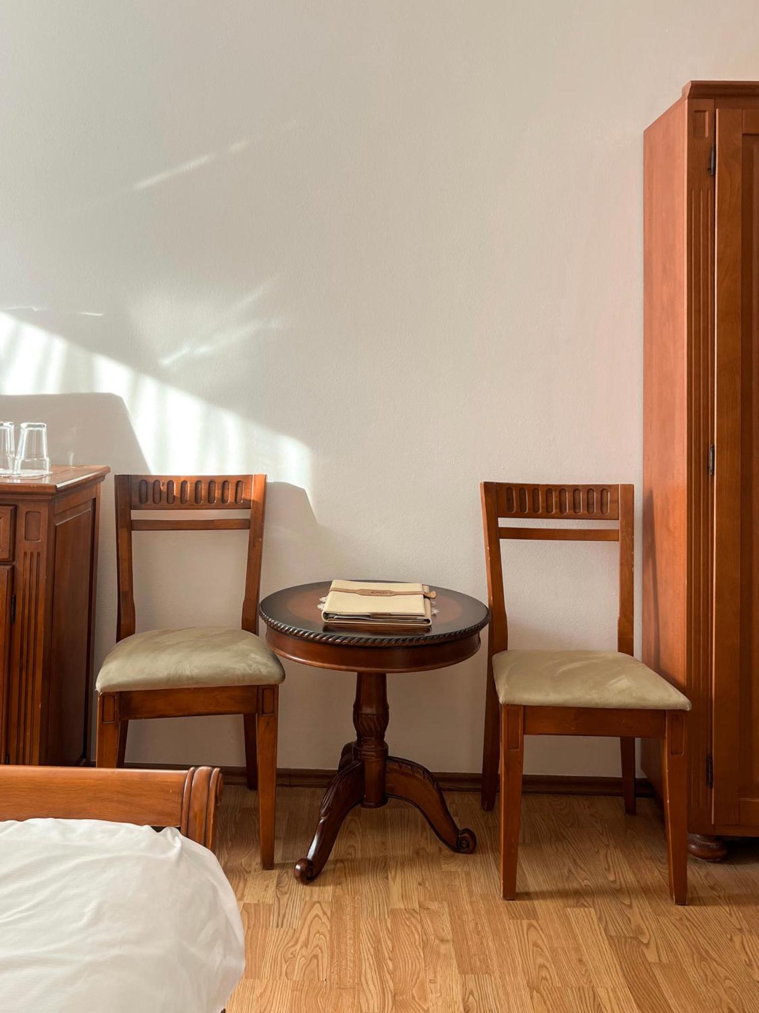 Hotel Lony Mochov Dış mekan fotoğraf