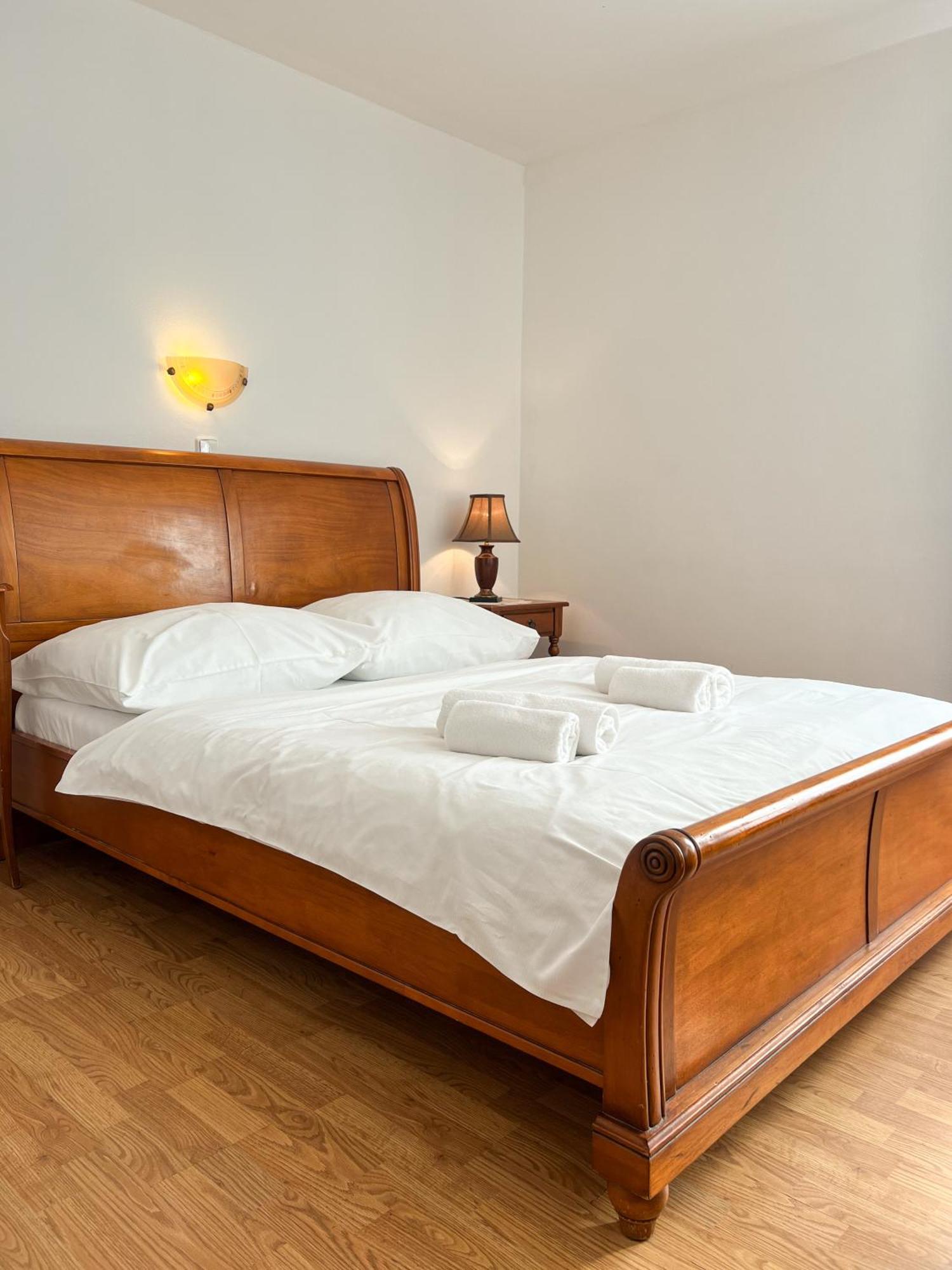 Hotel Lony Mochov Dış mekan fotoğraf