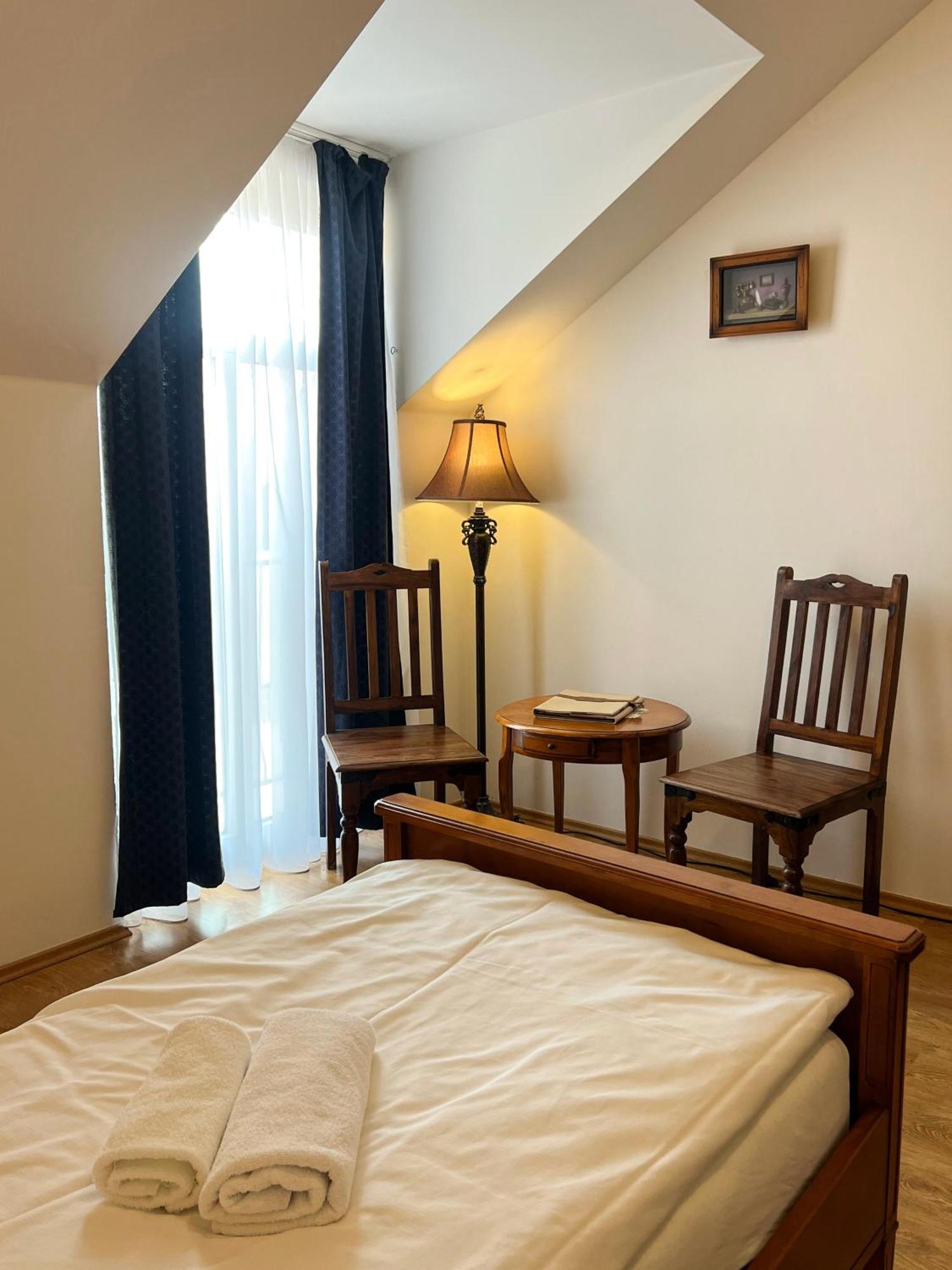 Hotel Lony Mochov Dış mekan fotoğraf