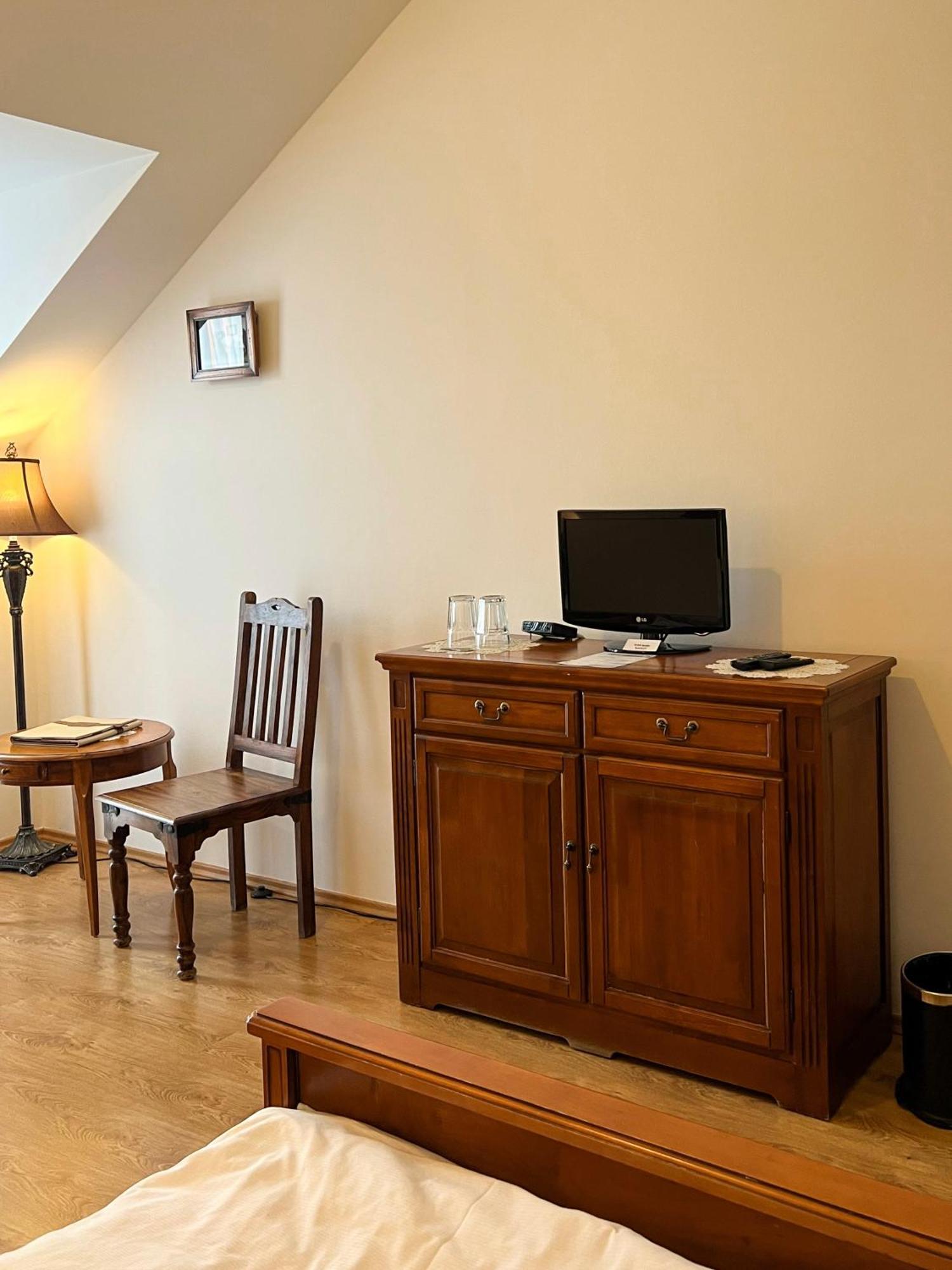 Hotel Lony Mochov Dış mekan fotoğraf