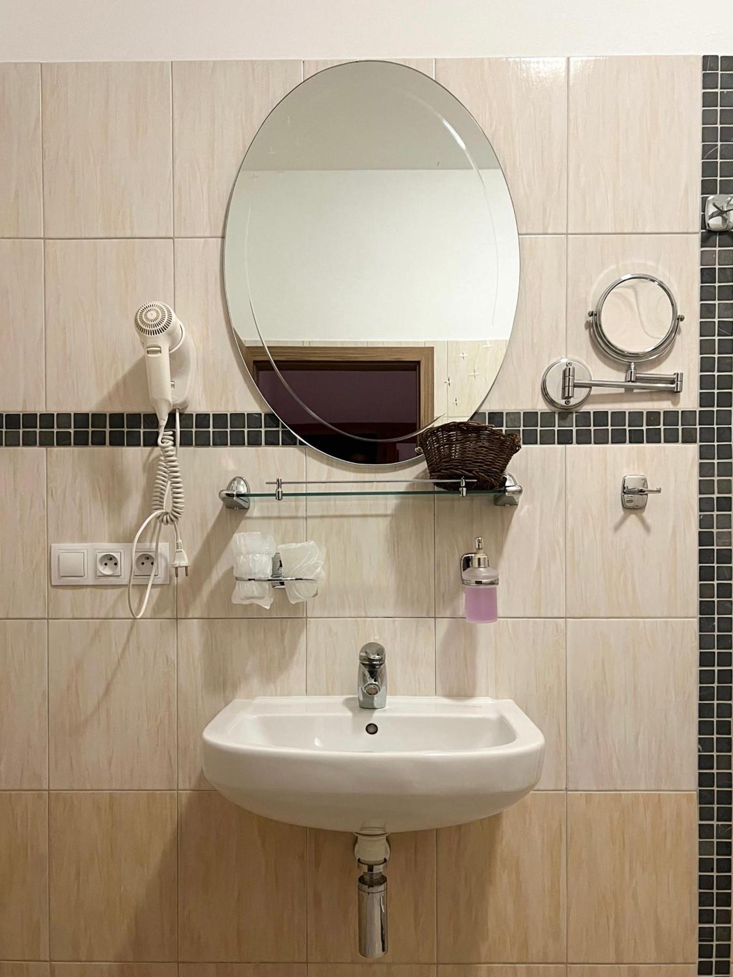 Hotel Lony Mochov Dış mekan fotoğraf
