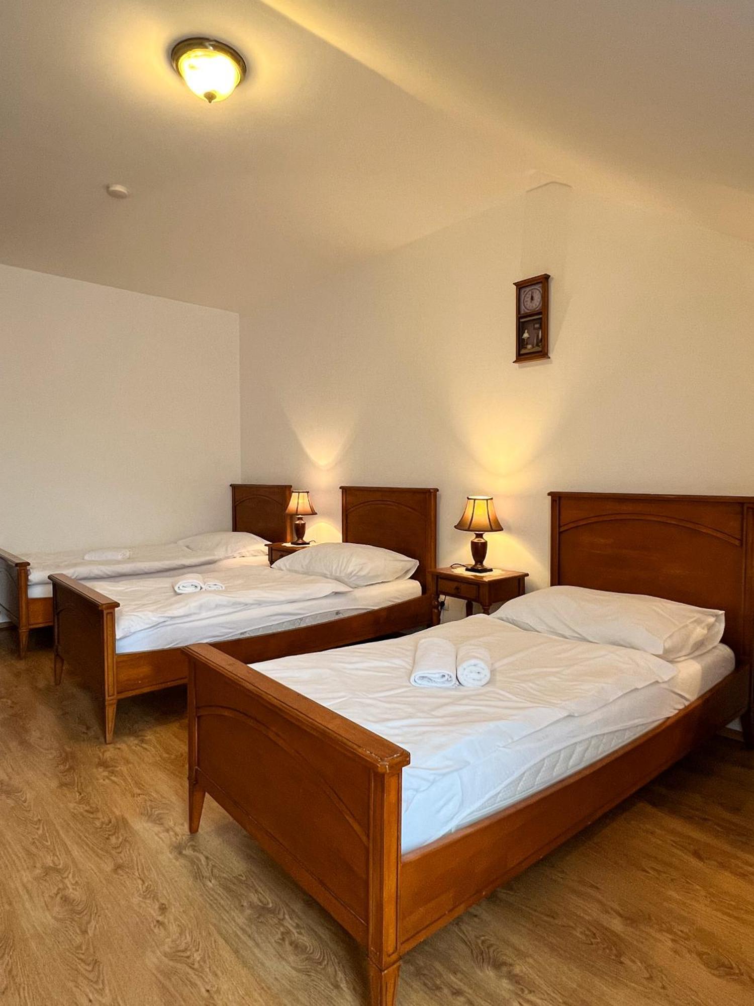 Hotel Lony Mochov Dış mekan fotoğraf