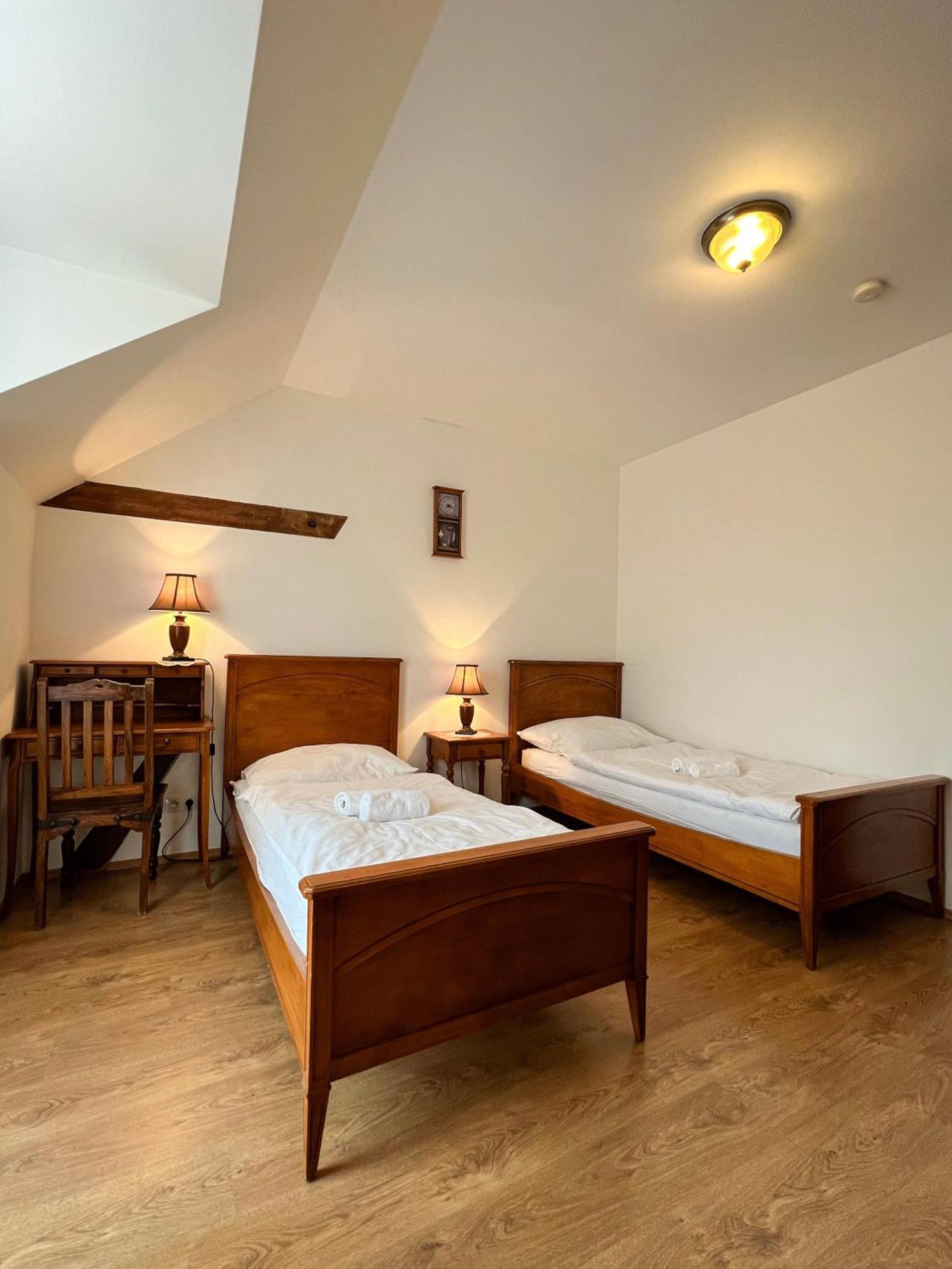 Hotel Lony Mochov Dış mekan fotoğraf