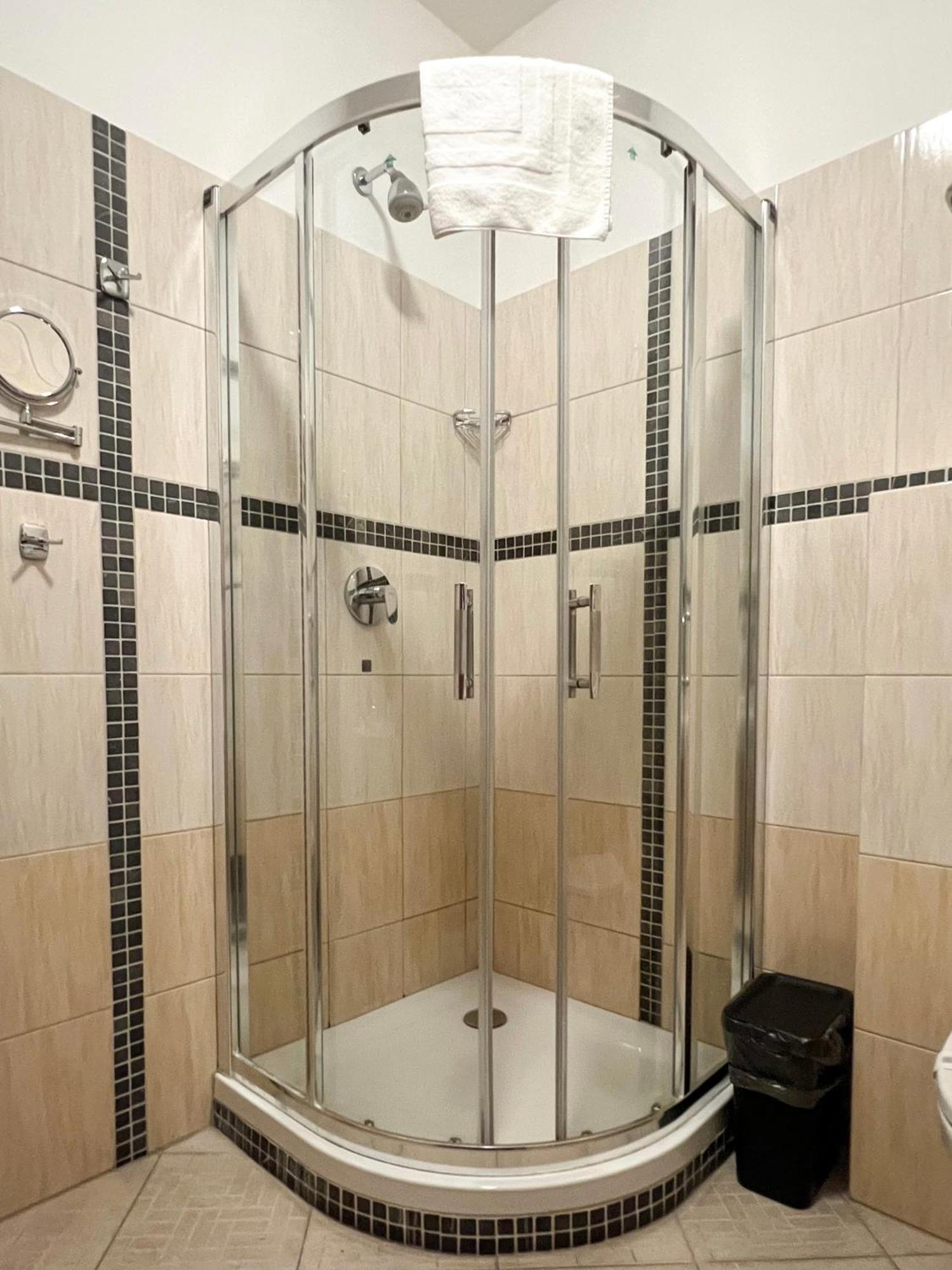 Hotel Lony Mochov Dış mekan fotoğraf