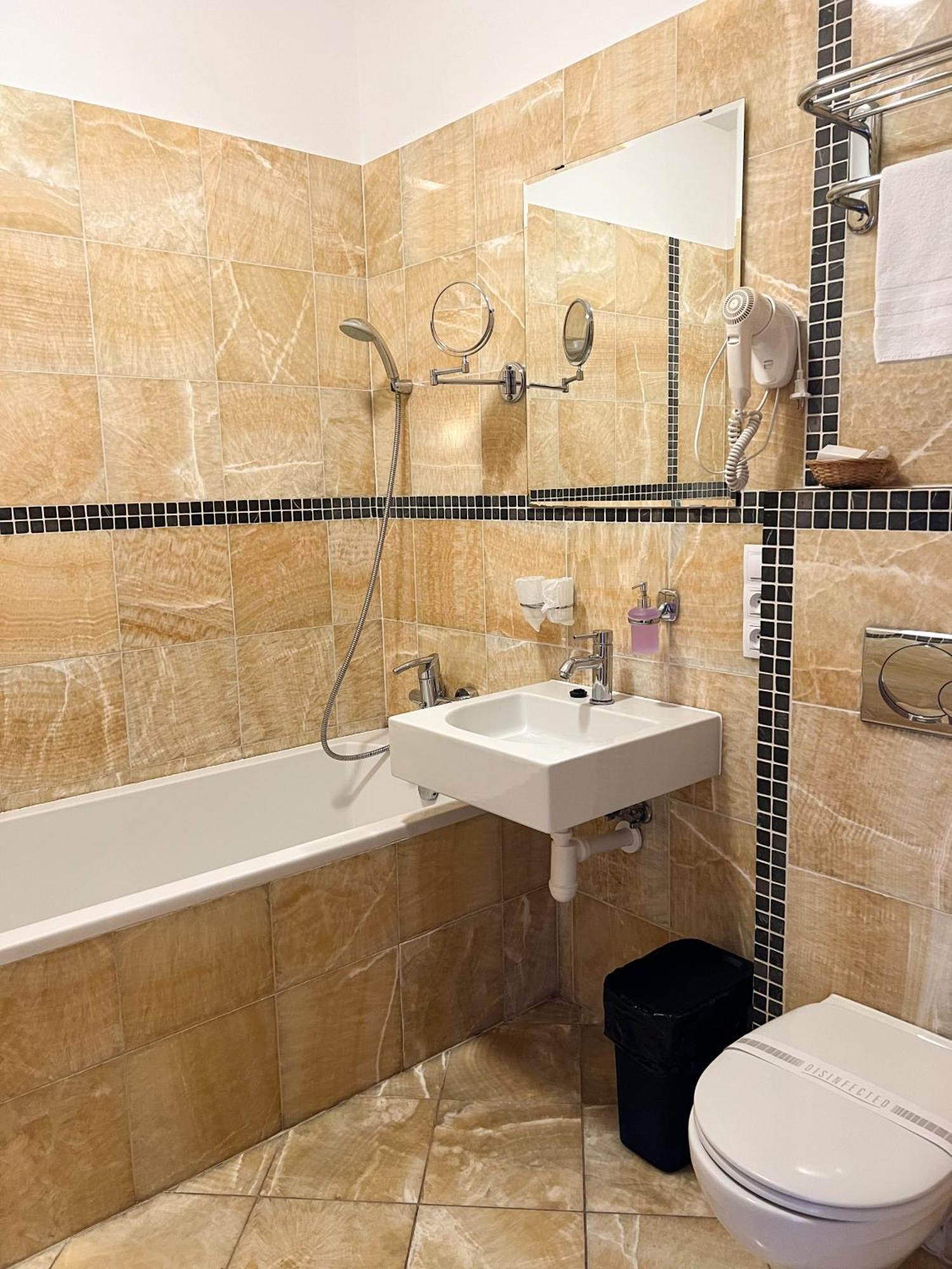 Hotel Lony Mochov Dış mekan fotoğraf