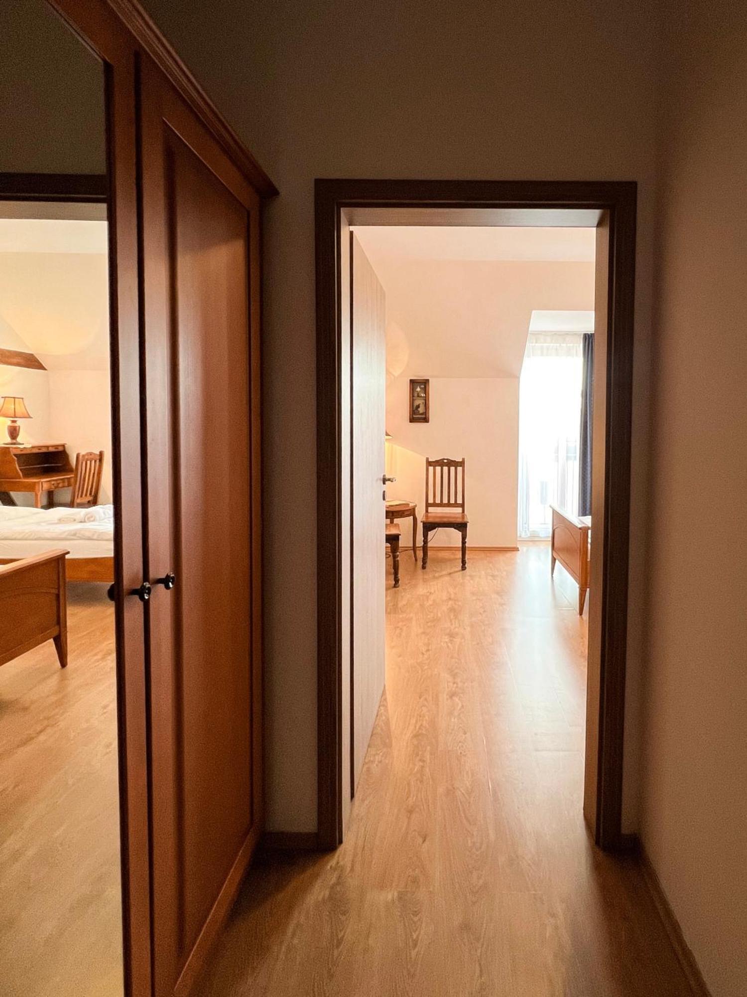 Hotel Lony Mochov Dış mekan fotoğraf